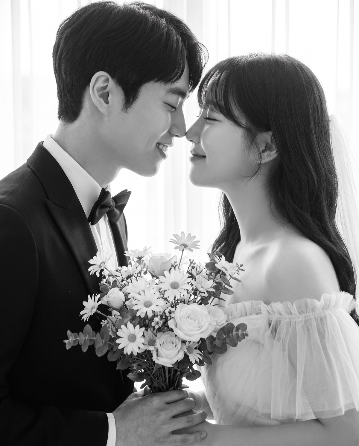 코를 맞대고 웃는 신랑과 면사포를 쓴 신부, 흑백 사진